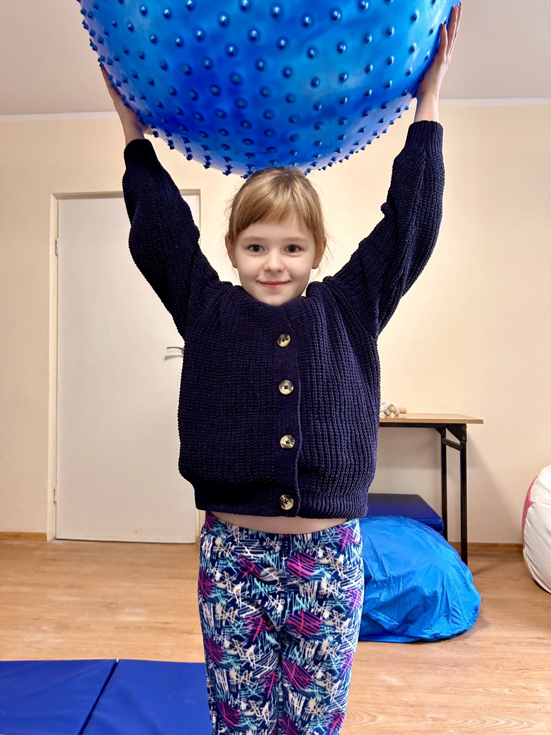 integracja-sensoryczna-a-banaszek-kula Zabawa z kulą podczas SI